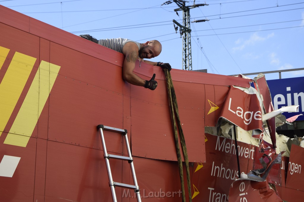 LKW blieb unter Bruecke haengen Koeln Deutz Opladenerstr Deutz Muelheimerstr P121.JPG - Miklos Laubert